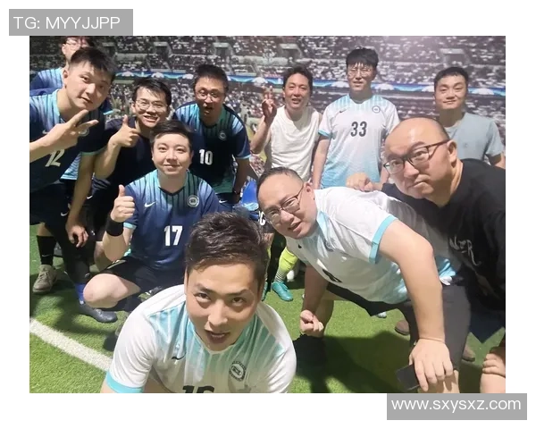 足球明星与粉丝亲密互动温馨瞬间分享头发的特别记忆 足球明星与粉丝亲密互动温馨瞬间分享头发的特别记忆